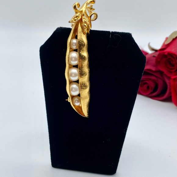 Trifari Collectibles Brooch Peas In A Pod Faux Pearl w/Box Near Mint - Picture 3 of 5